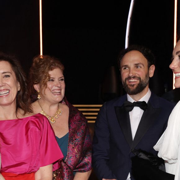 Selon le tabloïd, le couple ainsi que leurs trois enfants Charlotte, Louis et George auraient tous voyagé en classe affaires sur un vol British Airways

Le prince William, prince de Galles, et Catherine (Kate) Middleton, princesse de Galles, arrivent à la 76ème cérémonie des British Academy Film Awards (BAFTA) au Royal Albert Hall à Londres, le 19 février 2023.
Photoshot/Panoramic/Bestimage