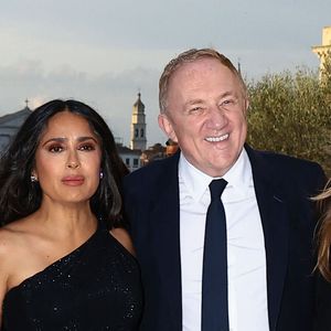 Lors d'un dîner de gala a la Fondation Giorgio Cini, le clan a misé sur l'élégance avec un total look noir coordonné, captivant tous les regards.

Valentina Paloma Pinault, Salma Hayek, François-Henri Pinault et Mathilde Pinault au dîner de gala à la Fondation Giorgio Cini de la famille Pinault à Venise.

© Matteo Chinellato/IPA via ZUMA Press