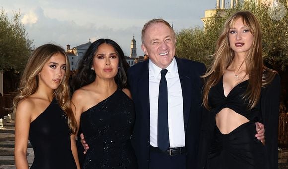 Lors d'un dîner de gala a la Fondation Giorgio Cini, le clan a misé sur l'élégance avec un total look noir coordonné, captivant tous les regards.

Valentina Paloma Pinault, Salma Hayek, François-Henri Pinault et Mathilde Pinault au dîner de gala à la Fondation Giorgio Cini de la famille Pinault à Venise.

© Matteo Chinellato/IPA via ZUMA Press
