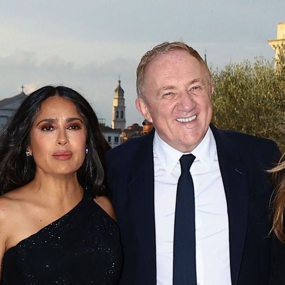 Lors d'un dîner de gala a la Fondation Giorgio Cini, le clan a misé sur l'élégance avec un total look noir coordonné, captivant tous les regards.

Valentina Paloma Pinault, Salma Hayek, François-Henri Pinault et Mathilde Pinault au dîner de gala à la Fondation Giorgio Cini de la famille Pinault à Venise.

© Matteo Chinellato/IPA via ZUMA Press