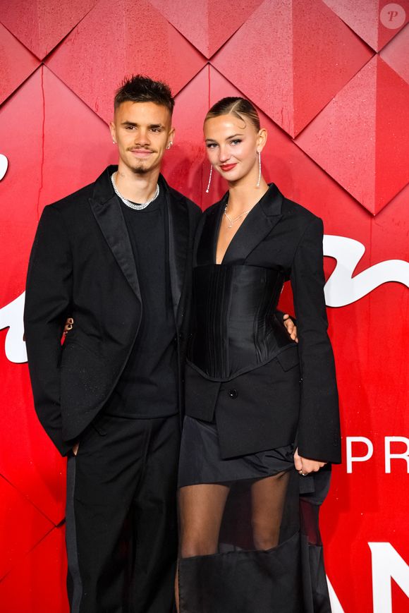 Romeo Beckham et Mia Regan - Photocall de la soirée des "British Fashion Awards 2023" au Royal Albert Hall à Londres, le 4 décembre 2023.