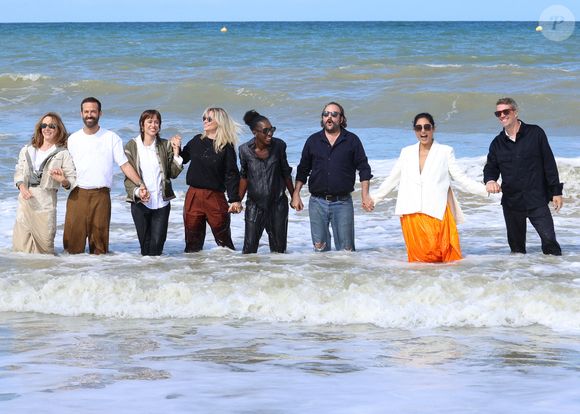 La présidente des membres du jury Golshifteh Farahani entourée de Benjamin Millepied, Philippine Leroy-Beaulieu, Thomas Cailley, Emilie Tronche, Eye Haidara, Katell Quillevere et Vincent Macaigne lors du photocall des membres du jury lors du 51e Festival du Cinéma Américain de Deauville le 8 septembre 2025. © Denis Guignebourg/Bestimage