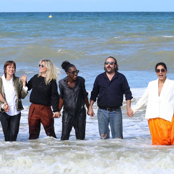 La présidente des membres du jury Golshifteh Farahani entourée de Benjamin Millepied, Philippine Leroy-Beaulieu, Thomas Cailley, Emilie Tronche, Eye Haidara, Katell Quillevere et Vincent Macaigne lors du photocall des membres du jury lors du 51e Festival du Cinéma Américain de Deauville le 8 septembre 2025. © Denis Guignebourg/Bestimage