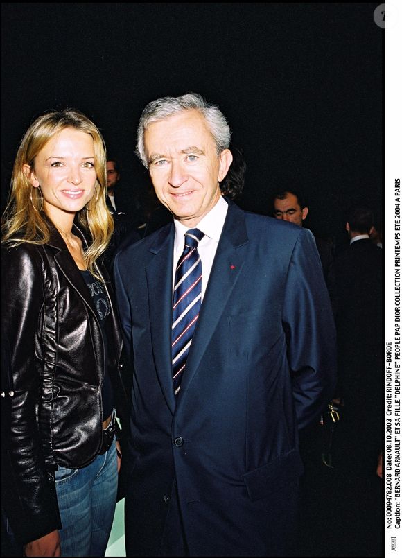 Bernard Arnault et sa fille Delphine, au défilé PAP Dior, collection printemps été 2004, à Paris RINDOFF-BORDE / BESTIMAGE