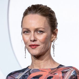 Vanessa privilégie une approche naturelle de la beauté et refuse la chirurgie, combinant soins réguliers, massages et hygiène de vie équilibrée. 

Vanessa Paradis - Soirée de gala en hommage à Patrick Dupond à l'Opéra de Paris le 21 février 2023. © Olivier Borde/Bestimage
