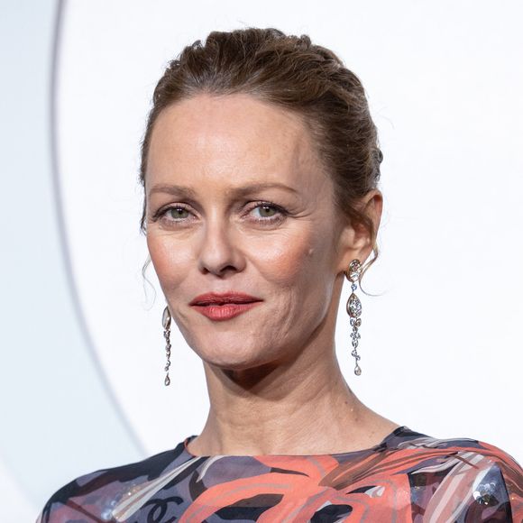 Vanessa privilégie une approche naturelle de la beauté et refuse la chirurgie, combinant soins réguliers, massages et hygiène de vie équilibrée. 

Vanessa Paradis - Soirée de gala en hommage à Patrick Dupond à l'Opéra de Paris le 21 février 2023. © Olivier Borde/Bestimage