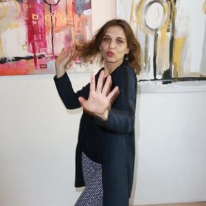 Un logement qu'elle a entièrement rénové pour créer un intérieur à son image.

Semi-exclusif - Amandine Bourgeois assiste au vernissage de l'exposition des peintures de l'artiste Caroline Faindt à la galerie 18 Bis à Paris, en France, le 14 juin 2016. Photo de Jérôme Domine/ABACAPRESS.COM