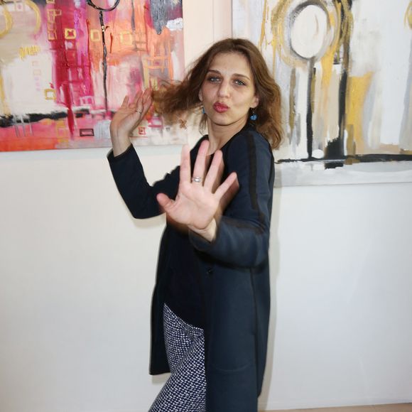 Un logement qu'elle a entièrement rénové pour créer un intérieur à son image.

Semi-exclusif - Amandine Bourgeois assiste au vernissage de l'exposition des peintures de l'artiste Caroline Faindt à la galerie 18 Bis à Paris, en France, le 14 juin 2016. Photo de Jérôme Domine/ABACAPRESS.COM