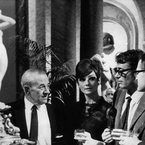 11 novembre 1965 -Cocktail au Boulogne Studio à l'occasion de la sortie du film "Comment voler un million de dollars et vivre heureux" - Sur la photo prise pendant le cocktail, de gauche à droite : William Wyler, Audrey Hepburn et Peter O'Toole (acteurs principaux du film) ainsi que le journaliste Pierre Schneider.  (Crédit photo : ? Keystone Press Agency/ZUMA Press Wire)