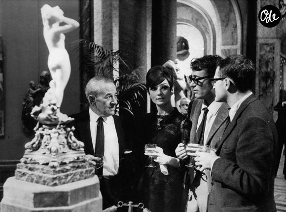 11 novembre 1965 -Cocktail au Boulogne Studio à l'occasion de la sortie du film "Comment voler un million de dollars et vivre heureux" - Sur la photo prise pendant le cocktail, de gauche à droite : William Wyler, Audrey Hepburn et Peter O'Toole (acteurs principaux du film) ainsi que le journaliste Pierre Schneider.  (Crédit photo : ? Keystone Press Agency/ZUMA Press Wire)