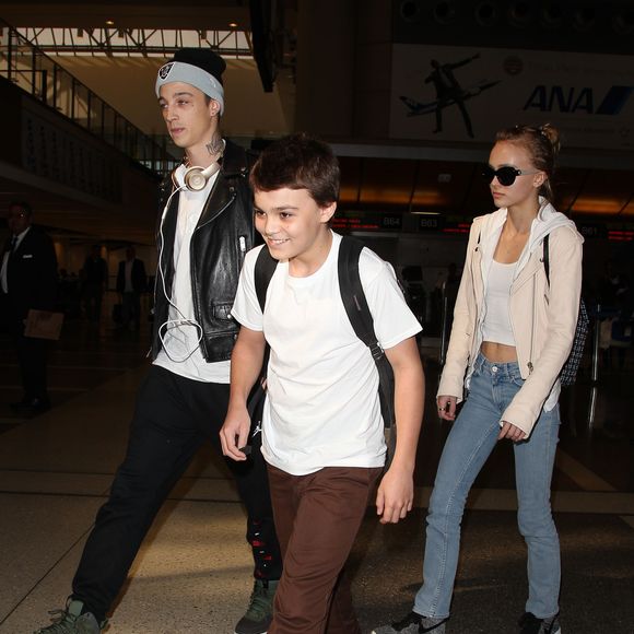 Vanessa Paradis arrive avec ses enfants Lily-Rose Depp et Jack Depp à l’aéroport de LAX à Los Angeles. Le 21 mars 2016 (FAMEFLYNET / BESTIMAGE).