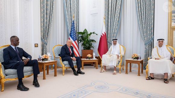 Le président américain Donald Trump accueilli par Tamim ben Hamad Al Thani, l'émir du Qatar, à Doha, le 14 mai 2025. © Imago / PsnewZ / Bestimage