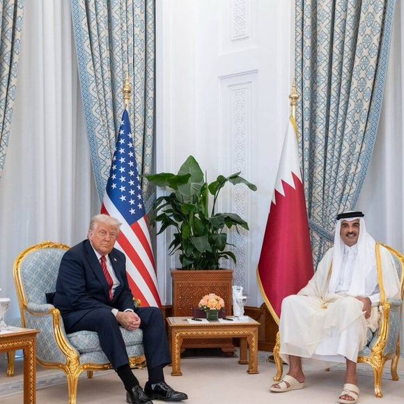 Le président américain Donald Trump accueilli par Tamim ben Hamad Al Thani, l'émir du Qatar, à Doha, le 14 mai 2025. © Imago / PsnewZ / Bestimage