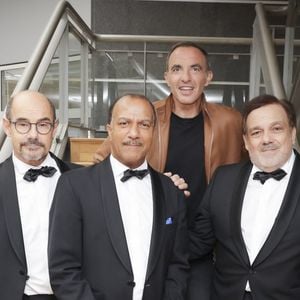 Un grand humoriste né à Paris a quitté la capitale pour s’installer à 14 km de là.
Les Inconnus (Didier Bourdon, Bernard Campan, Pascal Legitimus) et Nikos Aliagas - Tournage du fil conducteur de l'émission "Tous Inconnus" dans la Tour TF1 à Paris. © Jack Tribeca / Bestimage