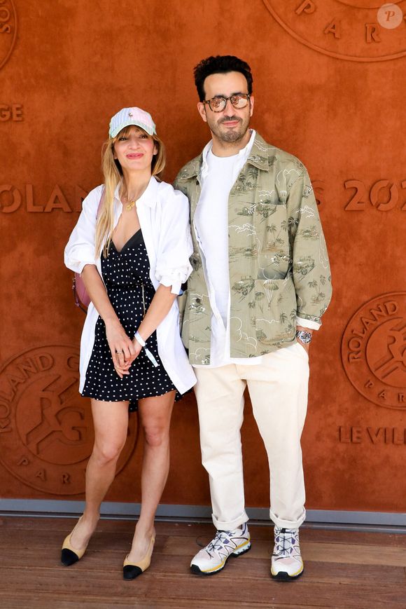 Le couple ne s'est pour le moment pas exprimé sur le sujet.

Jonathan Cohen et sa compagne Giulietta Canzani Mora Dj Piu Piu au village lors des internationaux de France Roland Garros à Paris le 13 juin 2021. © Dominique Jacovides / Bestimage