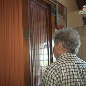 Pierre Perret dans sa maison de Nangis, en Seine-et-Marne, son havre de paix avec piscine. Les images ont été diffusés dans "Vivement dimanche" sur France 3 le 16 novembre 2025.