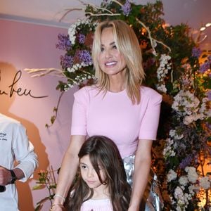 Adriana Karembeu avec sa fille Nina - A l'occasion de la fête des Mères, Adriana Karembeu et Lenôtre s'associent pour créer l'entremets "Nina" au Pré Catelan à Paris le 29 avril 2025. © Rachid Bellak/Bestimage