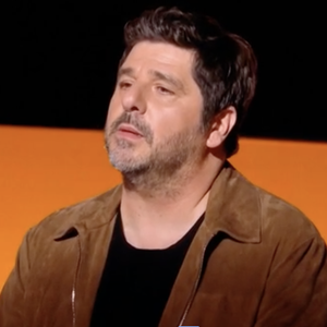 Il a impressionné le public et les 4 coachs de "The Voice Kids". Santa, Soprano, M. Pokora et Patrick Fiori se sont tous retournés après l'incroyable prestation d'Albert, 11 ans, venu chanter une reprise de la mélodie arménienne, Dle Yaman, avec Levon (Il Cello). 

"The Voice Kids", TF1