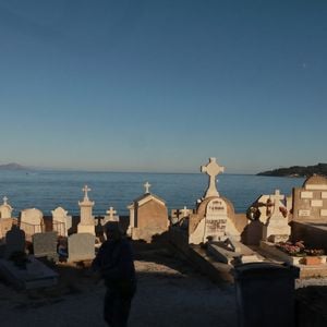 Elle reposera finalement au cimetière marin de Saint-Tropez, un choix qui marque un changement par rapport à ses souhaits passés. 

Illustration du caveau familial de la famille Bardot au cimetière marin de Saint-Tropez le 29 décembre 2025. Brigitte Bardot y sera inhumée aux côtés de son père, Louis Bardot (1896-1975) et de sa mère Anne-Marie Mucel (1912-1978). Brigitte Bardot est décédée le 28 décembre 2025, à l'âge de 91 ans.
© Franz Chavaroche / Bestimage