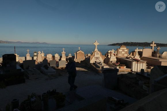 Elle reposera finalement au cimetière marin de Saint-Tropez, un choix qui marque un changement par rapport à ses souhaits passés. 

Illustration du caveau familial de la famille Bardot au cimetière marin de Saint-Tropez le 29 décembre 2025. Brigitte Bardot y sera inhumée aux côtés de son père, Louis Bardot (1896-1975) et de sa mère Anne-Marie Mucel (1912-1978). Brigitte Bardot est décédée le 28 décembre 2025, à l'âge de 91 ans.
© Franz Chavaroche / Bestimage