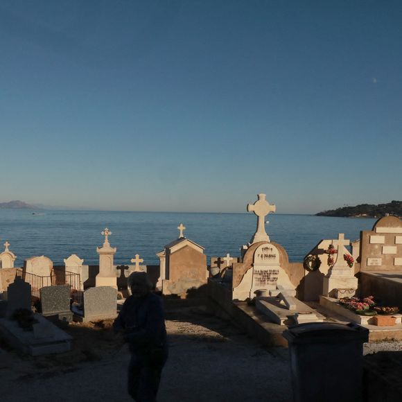 Elle reposera finalement au cimetière marin de Saint-Tropez, un choix qui marque un changement par rapport à ses souhaits passés. 

Illustration du caveau familial de la famille Bardot au cimetière marin de Saint-Tropez le 29 décembre 2025. Brigitte Bardot y sera inhumée aux côtés de son père, Louis Bardot (1896-1975) et de sa mère Anne-Marie Mucel (1912-1978). Brigitte Bardot est décédée le 28 décembre 2025, à l'âge de 91 ans.
© Franz Chavaroche / Bestimage