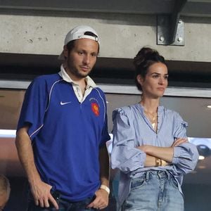 Le chanteur Vianney et sa femme Catherine Robert - People dans les tribunes lord du match d'ouverture de la Coupe du Monde de Rugby France 2023 avant le match de la Poule A entre la France et la Nouvelle-Zélande au Stade de France à Saint-Denis le 8 septembre 2023. © Dominique Jacovides/Bestimage