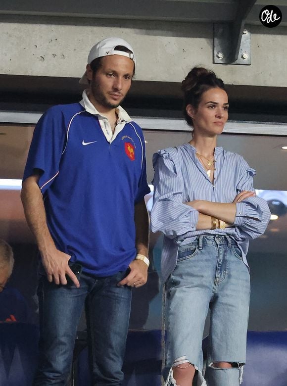 Le chanteur Vianney et sa femme Catherine Robert - People dans les tribunes lord du match d'ouverture de la Coupe du Monde de Rugby France 2023 avant le match de la Poule A entre la France et la Nouvelle-Zélande au Stade de France à Saint-Denis le 8 septembre 2023. © Dominique Jacovides/Bestimage