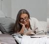 Une idée reçue tenace affirme qu'il faudrait naturellement beaucoup moins dormir en avançant en âge.