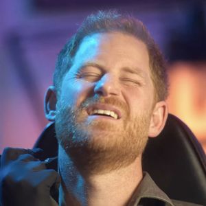 Le prince Harry, duc de Sussex, se fait tatouer dans le cou par Jelly Roll en échange de sa venue aux Invictus Games 2025. Le tatouage figure en lettres capitales "I AM Jelly Roll".