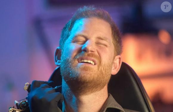 Le prince Harry, duc de Sussex, se fait tatouer dans le cou par Jelly Roll en échange de sa venue aux Invictus Games 2025. Le tatouage figure en lettres capitales "I AM Jelly Roll".