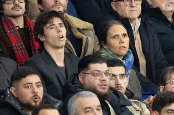 Jeanne Herry et son fils Antoine - Célébrités dans les tribunes du match de Ligue des Champions entre le PSG contre le Bayern de Munich (1-2) au Parc des Princes à Paris le 4 novembre 2025. © Cyril Moreau/Bestimage