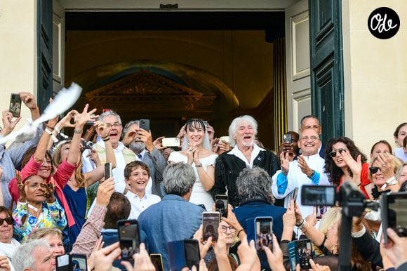 Leur mariage a eu lieu à Marly-le-Roi, où ils vivent

Semi-exclusif - Murielle Mégevand et Hugues Aufray sur le parvis de l'église - Mariage d'Hugues Aufray et de Murielle Mégevand à l’église Saint-Vigor de Marly-Le Roy, France. Agence / Bestimage
