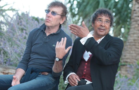 à 10h40 sur Europe 1 que la localité d'Ouchamps avait une particularité nationale... Laquelle ? La commune d'Ouchamps est la seule localité

Rendez-vous avec Alain Souchon et Laurent Voulzy, qui sont de passage à Beaulieu-sur-Mer pour peaufiner leur album, le 27 août 2014. Une collaboration sans précédent pour les deux complices !
Franck Fernandes / Nice Matin / Bestimage