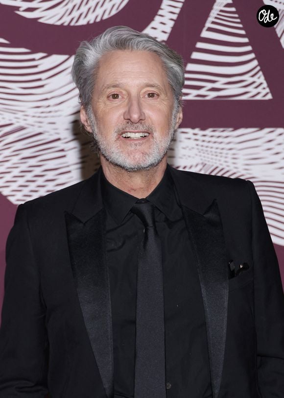 Antoine de Caunes au photocall du dîner de la 51ème cérémonie des César au Fouquet's à Paris, France, le 27 février 2026. © Denis Guignebourg/Bestimage