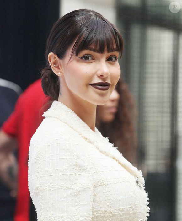 Nabilla Benattia au défilé prêt-à-porter Giambattista Valli Printemps/été 2024 lors de la Fashion Week de Paris (PFW) le 29 septembre 2023. © Jonathan Rebboah / Panoramic / Bestimage