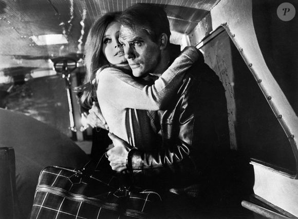 Catherine Schell, ancienne James Bond Girl dans "Au service secret de Sa Majesté" (1969), vit aujourd’hui à Bonneval, en Haute-Loire. 

Catherine Schell, Gary Raymond, sur le tournage du film ouest-allemand-britannique « Traitor's Gate » (en allemand : Das Verrätertor), Columbia Pictures, Constantin Film, 1964 © JT Vintage/ZUMA Press/Bestimage.