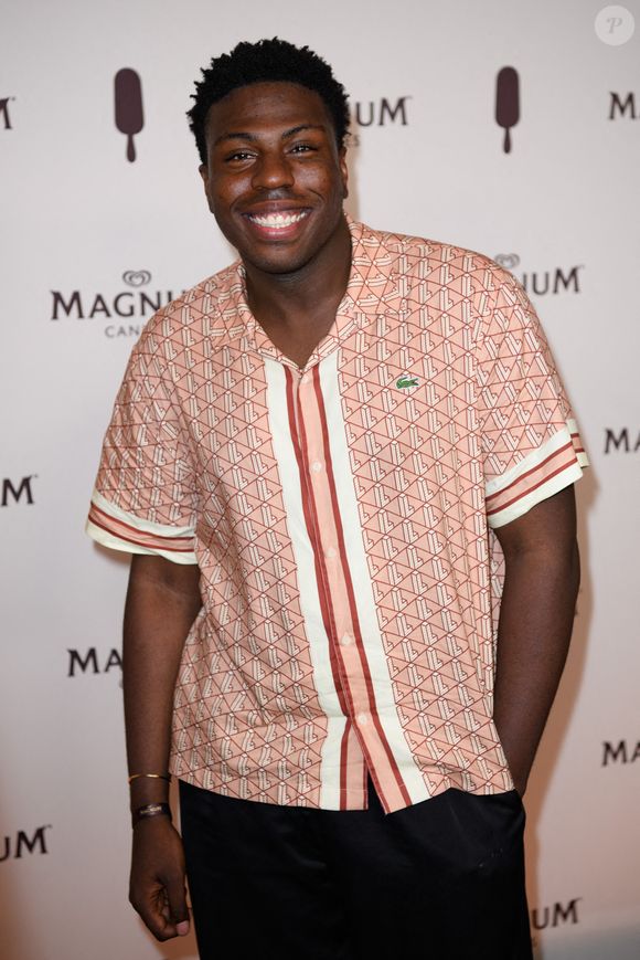 Enfin, les récents coups de gueule d'Angélique Angarni-Filopon sur ses réseaux sociaux concernant les remarques qu'elle reçoit agaceraient fortement la production.

Marcus Geromegnace participe au Photocall de la Magnum Party à la plage Magnum à Cannes, France, le 15 mai 2025 dans le cadre du 78ème Festival de Cannes. Photo par Nicolas Genin/ABACAPRESS.COM