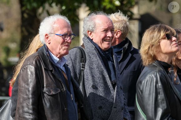 Les réalisateurs Jean-Pierre Dardenne et son frère Luc Dardenne aux arrivées des obsèques d'Emilie Dequenne au cimetière Père Lachaise à Paris, France, le 26 mars 2025. © Cyril Moreau/Bestimage