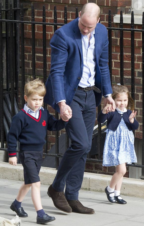 Le prince William, avec ses enfants le prince George de Cambridge et la princesse Charlotte de Cambridge à l'hôpital St Marys, à Londres, le 23 avril 2018.

Photo : Agence / Bestimage