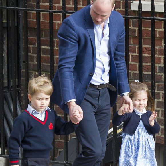Le prince William, avec ses enfants le prince George de Cambridge et la princesse Charlotte de Cambridge à l'hôpital St Marys, à Londres, le 23 avril 2018.

Photo : Agence / Bestimage