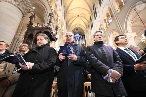 Des fidèles au début de la première messe publique au cours de laquelle l'archevêque de Paris Laurent Ulrich dirigera les prières pour consacrer le nouvel autel principal, conçu par l'artiste et designer français Guillaume Bardet, à la cathédrale Notre-Dame de Paris, à Paris, le 8 décembre 2024. Photo by Eliot Blondet/ABACAPRESS.COM