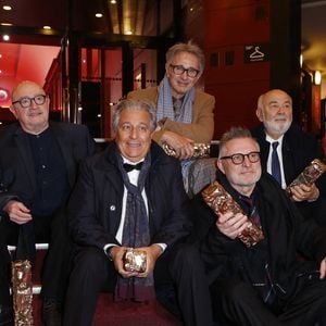La Splendide Troupe : (de gauche à droite) Marie-Anne Chazel, Michel Blanc, Christian Clavier, Thierry Lhermitte, Bruno Moynot, Gérard Jugnot et Josiane Balasko posent avec le César d'honneur lors du photocall de la 46e édition des César du cinéma à l'Olympia à Paris, France, le 12 mars 2021. Photo by Thomas Samson/Pool/ABACAPRESS.COM