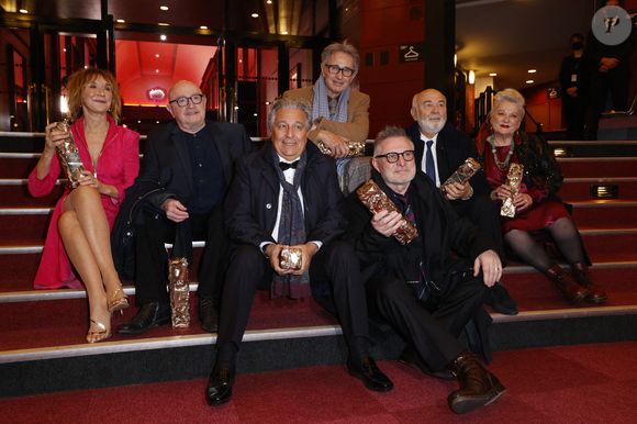 La Splendide Troupe : (de gauche à droite) Marie-Anne Chazel, Michel Blanc, Christian Clavier, Thierry Lhermitte, Bruno Moynot, Gérard Jugnot et Josiane Balasko posent avec le César d'honneur lors du photocall de la 46e édition des César du cinéma à l'Olympia à Paris, France, le 12 mars 2021. Photo by Thomas Samson/Pool/ABACAPRESS.COM
