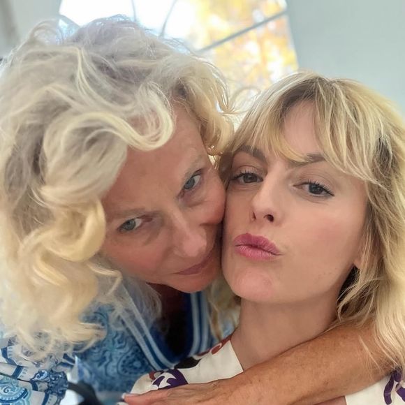Ce 1er août 2026, Sara Mortensen a partagé une terrible nouvelle sur son compte Instagram. L’actrice franco-norvégienne de 46 ans a publié une photo de sa mère la prenant dans ses bras.

Sara Mortensen et sa mère Elisabeth - Instagram
