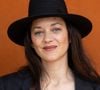 Au fil des années, cette maison est aussi devenue un point de ralliement pour plusieurs de ses proches. Marion Cotillard, avec qui Camille Cottin entretient une solide amitié, y séjourne régulièrement durant l'été

Marion Cotillard lors des Internationaux de France de Tennis de Roland Garros 2026, à Paris, France, le 7 juin 2026. © Jacovides-Moreau/Bestimage
