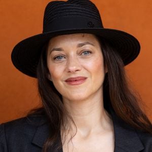 Au fil des années, cette maison est aussi devenue un point de ralliement pour plusieurs de ses proches. Marion Cotillard, avec qui Camille Cottin entretient une solide amitié, y séjourne régulièrement durant l'été
Marion Cotillard lors des Internationaux de France de Tennis de Roland Garros 2026, à Paris, France, le 7 juin 2026. © Jacovides-Moreau/Bestimage