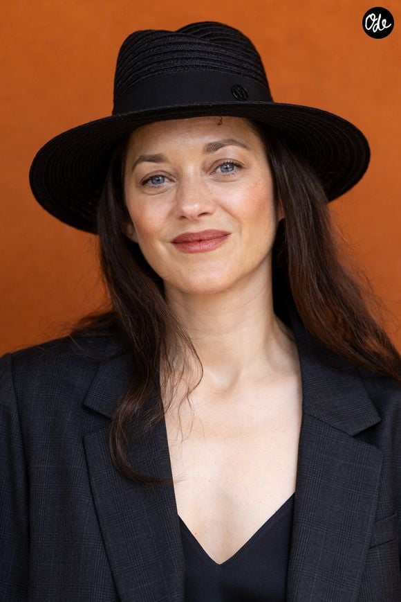 Au fil des années, cette maison est aussi devenue un point de ralliement pour plusieurs de ses proches. Marion Cotillard, avec qui Camille Cottin entretient une solide amitié, y séjourne régulièrement durant l'été

Marion Cotillard lors des Internationaux de France de Tennis de Roland Garros 2026, à Paris, France, le 7 juin 2026. © Jacovides-Moreau/Bestimage