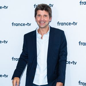 Thomas Sotto lors du photocall dans le cadre de la conférence de presse de France Télévisions au Pavillon Gabriel à Paris, France, le 24 août 2021. © Pierre Perusseau/Bestimage