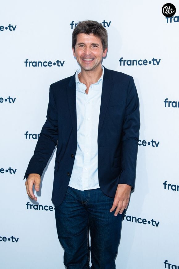 Thomas Sotto lors du photocall dans le cadre de la conférence de presse de France Télévisions au Pavillon Gabriel à Paris, France, le 24 août 2021. © Pierre Perusseau/Bestimage