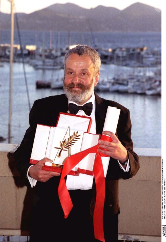 Archives - Mike Leigh avec la Palme d'or lors du Festival de Cannes 1996.
Crédit : ANGELI-RINDOFF-GARCIA / BESTIMAGE